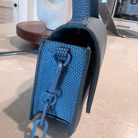 Elegant Blue Crossbody Handbag - Picture 4 of 5